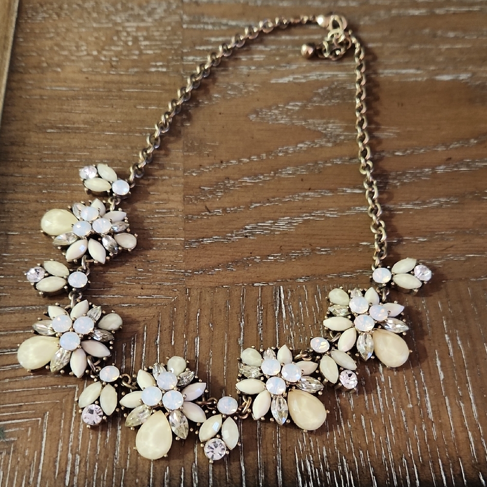 Elegant Floral Necklace with Cream and Gold Accents